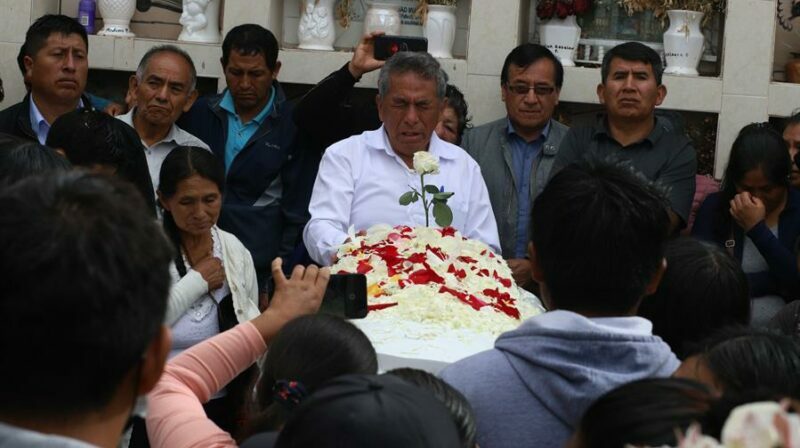 Familiares y amigos asisten a los funerales de los manifestantes asesinados en Ayacucho (Perú). Foto: EFE.