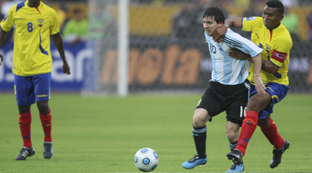Lionel Messi enfrenta a Iván Hurtado en las eliminatorias sudamericanas rumbo al Mundial Sudáfrica 2010. Foto: Archivo / EL COMERCIO.