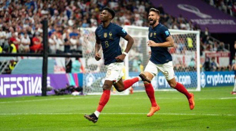 Francia venció a Inglaterra en los cuartos de final de la Copa del Mundo con goles de Aurélien Tchouaméni (izquierda) y Olivier Giroud (derecha). Foto: Twitter: @equipedefrance.