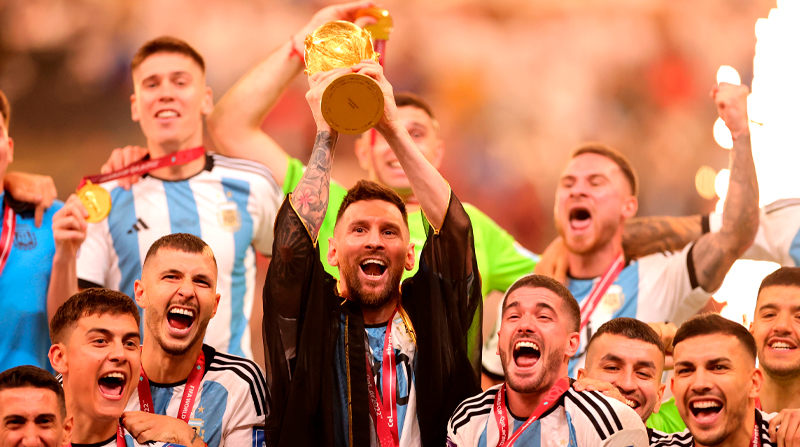 La llegada de Messi, con el trofeo ganado en el Mundial de Qatar 2022, es la imagen más esperada por los argentinos. Foto: EFE