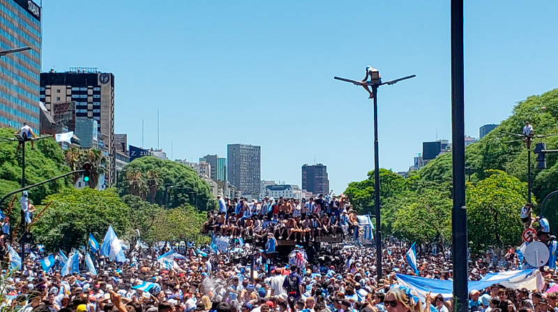Cinco millones de hinchas celebran en las calles de Argentina el mundial obtenido en Qatar 2022. Foto: EFE