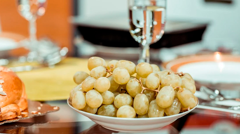 Imagen referencial. A medianoche, justo en el primer minuto de 2023, los creyentes suelen comer una uva por cada deseo. Foto: Pexeles