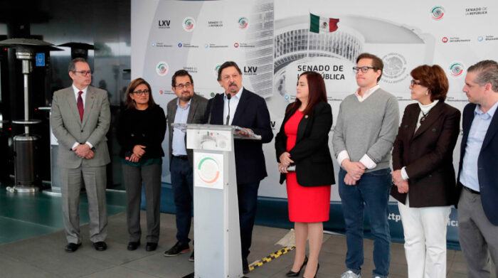 Gómez Urrutia cree que se trata de una "reforma histórica" para los trabajadores de México. Foto: Twitter: Senado de México