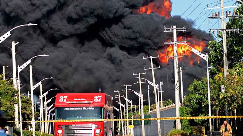El incendio en un depósito de combustible en la zona industrial de Barranquilla cobra la vida de un bombero y deja cuantiosos daños materiales. Foto: EFE