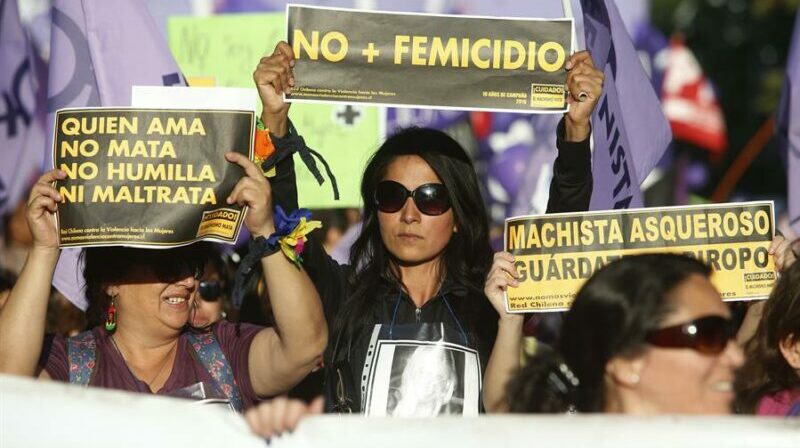 Marcha de miles de personas al protestar en contra de los femicidios y la violencia machista, en Santiago de Chile. Foto: EFE.