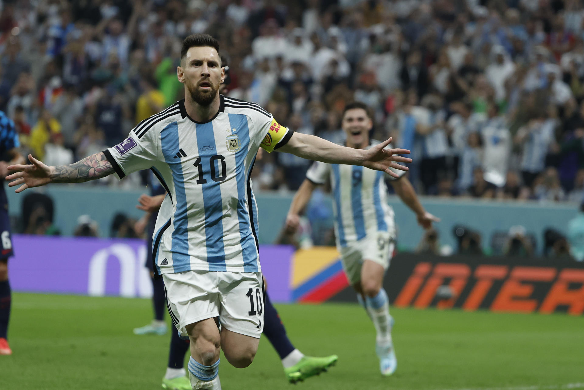 Lionel Messi festeja la clasificación de Argentina hacia la final del Mundial de Qatar. Foto: Agencia EFE