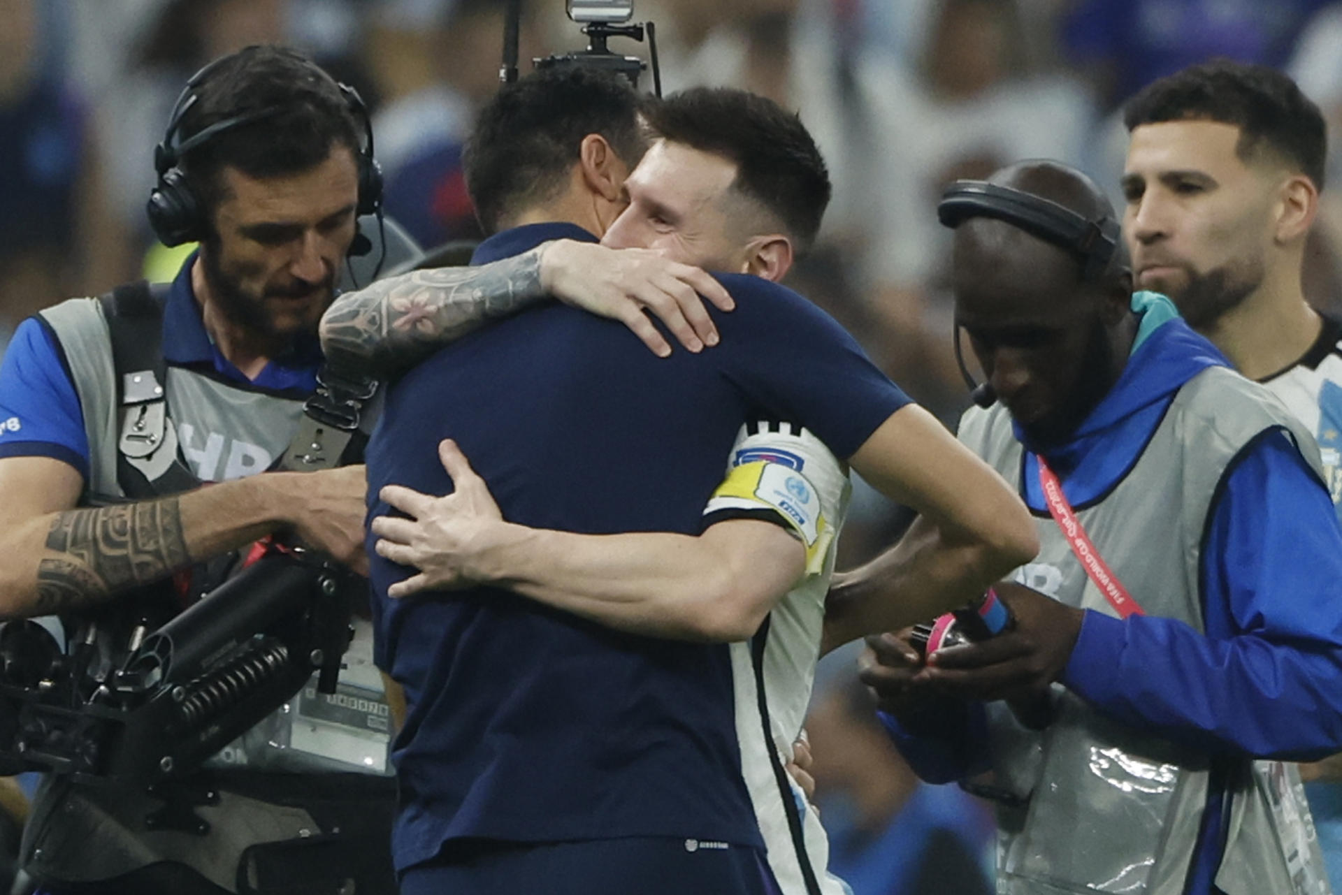 Lionel Scaloni abraza a Lionel Messi en el Mundial de Qatar. Foto: Agencia EFE