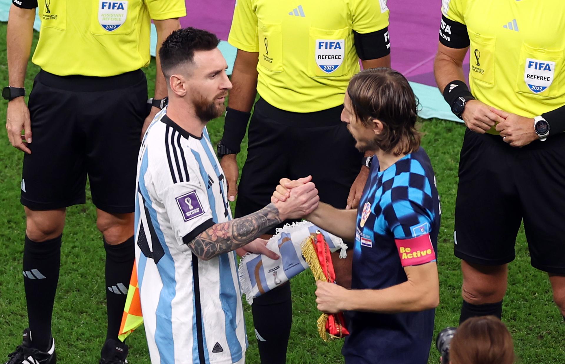 Lionel Messi saluda con Luca Modric en la semifinal del Mundial de Qatar. Foto: Agencia EFE
