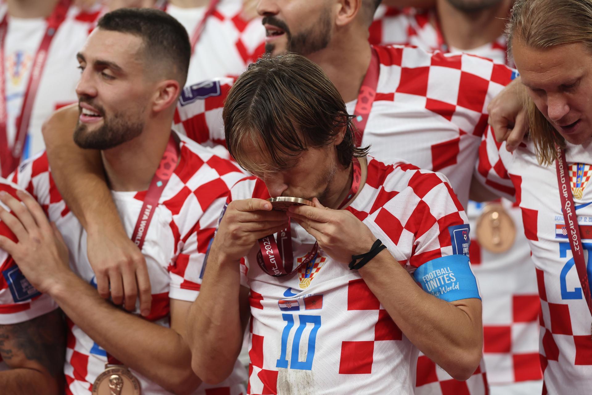 Luka Modric, capitán de la Selección de Croacia, besando la medalla de bronce del Mundial Qatar 2022. Foto: EFE.