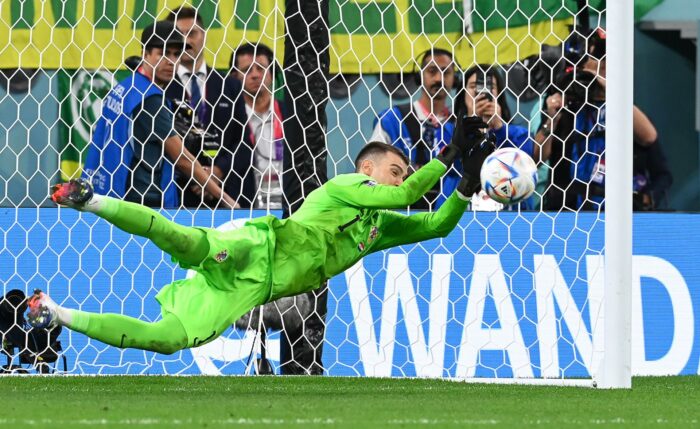 Dominik Livakovic, de la Selección de Croacia, ataja un penal que le daría la clasificación a semifinales del Mundial de Qatar ante Brasil. Foto: Agencia EFE