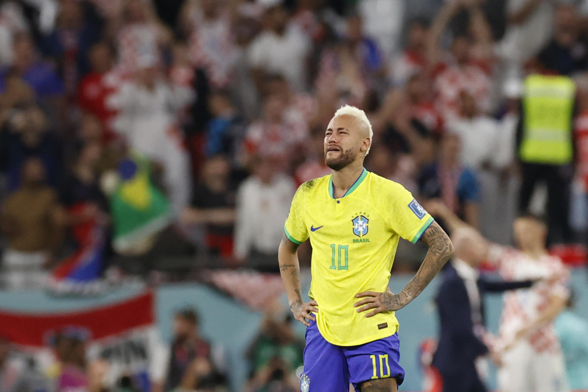 Neymar, en llanto, tras la eliminación de Brasil del Mundial de Qatar. Foto: Agencia EFE