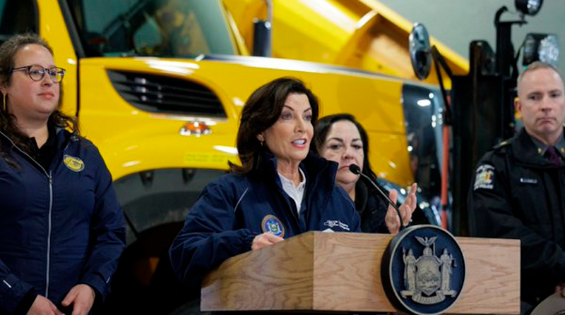 La gobernadora de Nueva York, Kathy Hochul, invitó a los ciudadanos a no viajar hasta que las carreteras sean seguras. Foto: Twitter @GovKathyHochul