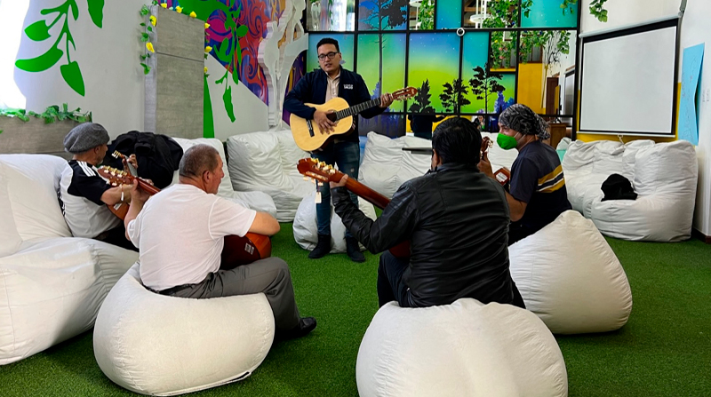 En la Casa de Bienestar de la calle Guayaquil dan servicios gratuitos e incluyen talleres grupales, como enseñanza para la entonación de la guitarra. Foto: EL COMERCIO