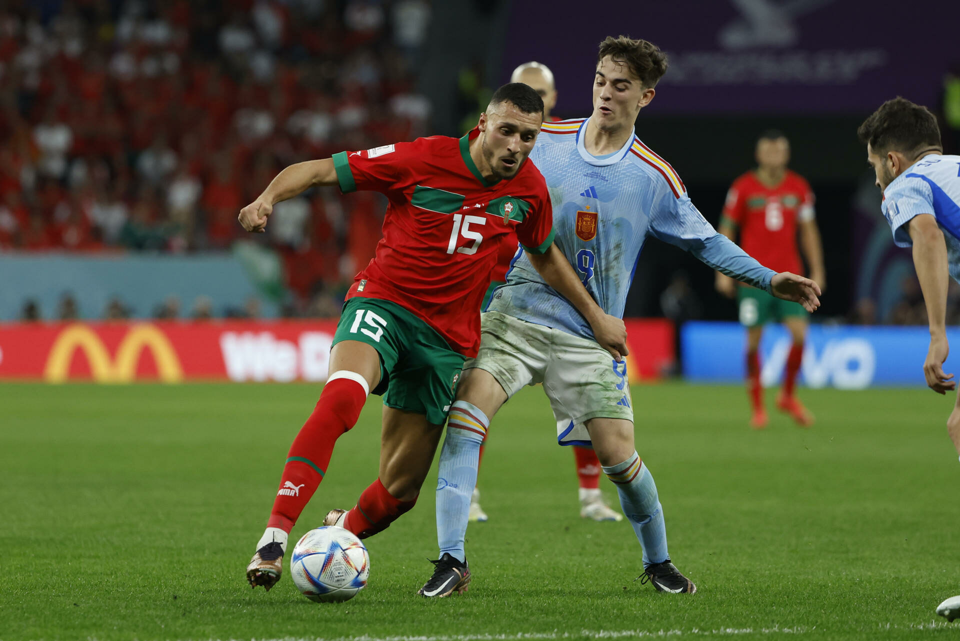 Jugadores de la Selección de España y Marruecos disputan un balón en los octavos de final del Mundial de Qatar 2022. Foto: Agencia EFE