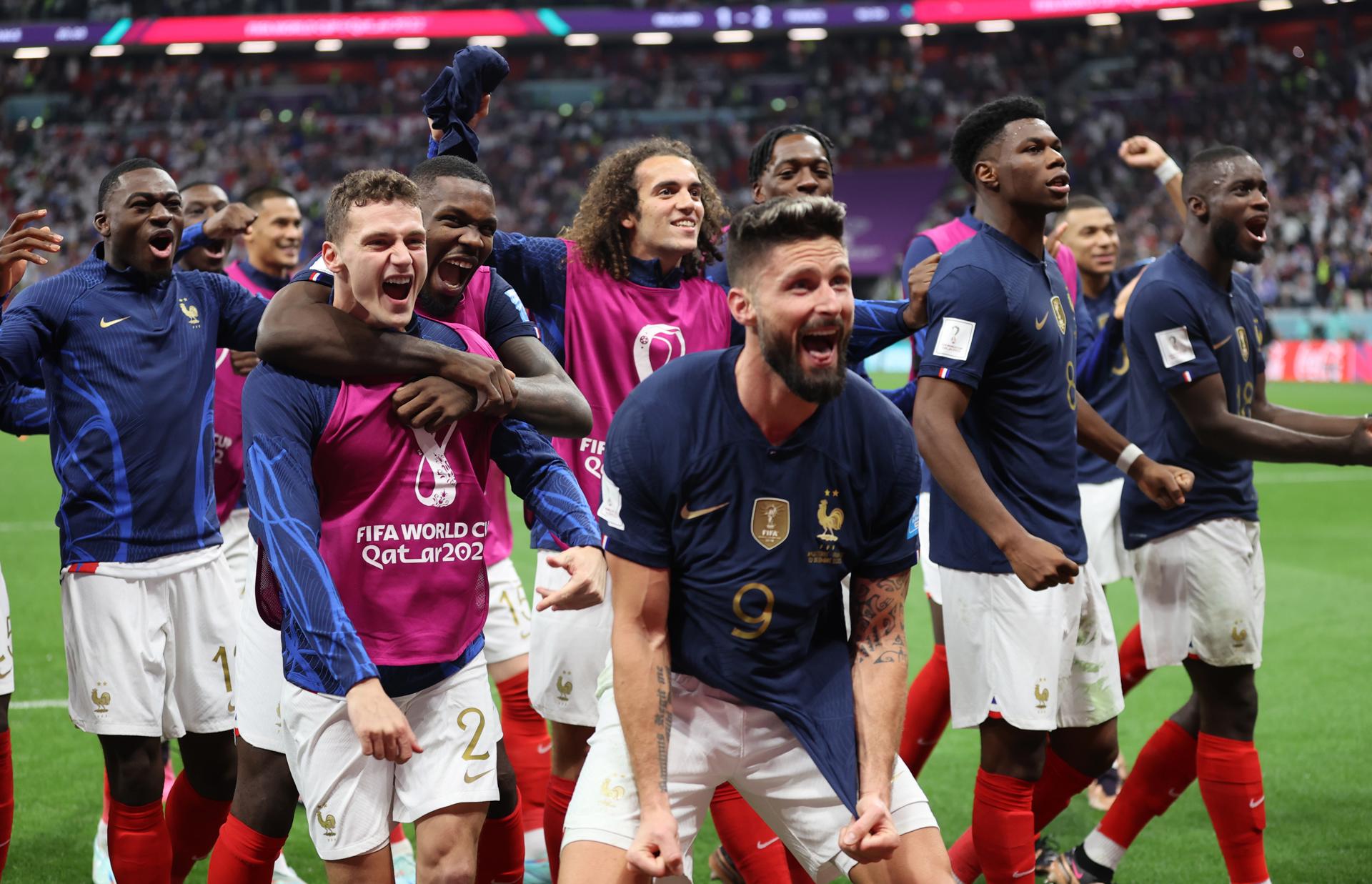 Jugadores de Francia celebran tras superar a Inglaterra y enfrentarán a Marruecos. Foto: Agencia EFE