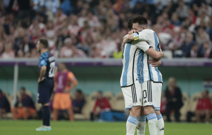 Lionel Messi abraza Julián Álvarez en la cllasificación de Argentina a la final del Mundial de Qatar. Foto: Agencia EFE