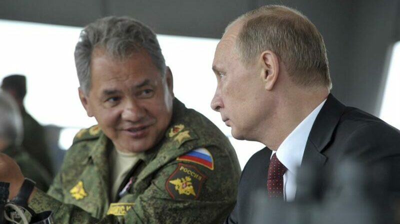 El presidente ruso, Vladímir Putin (dcha), y el ministro de Defensa, general Serguéi Shoigu (izq). Foto: EFE.
