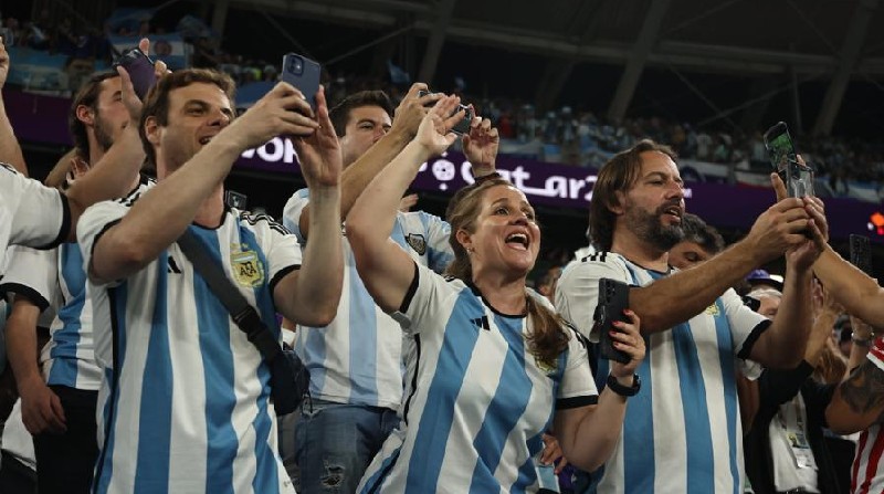 La hinchada de Argentina gritando y cantando para alentar a la selección de Lionel Scaloni. Foto: Diego Pallero / EL COMERCIO