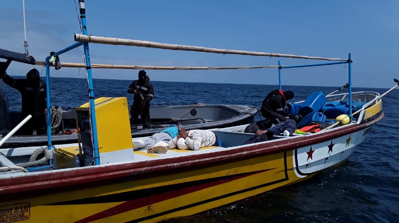 Tres embarcaciones fueron retenidas a 150 millas náuticas de Manta. Foto: Armada del Ecuador