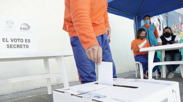 2 000 jóvenes se han registrado en la modalidad virtual para recibir capacitación sobre su derecho al voto facultativo. Foto: CNE.