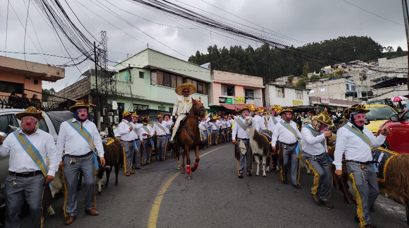 La comparsa recorre las calles principales del barrio, en el sur de Quito. Foto: El Comercio.