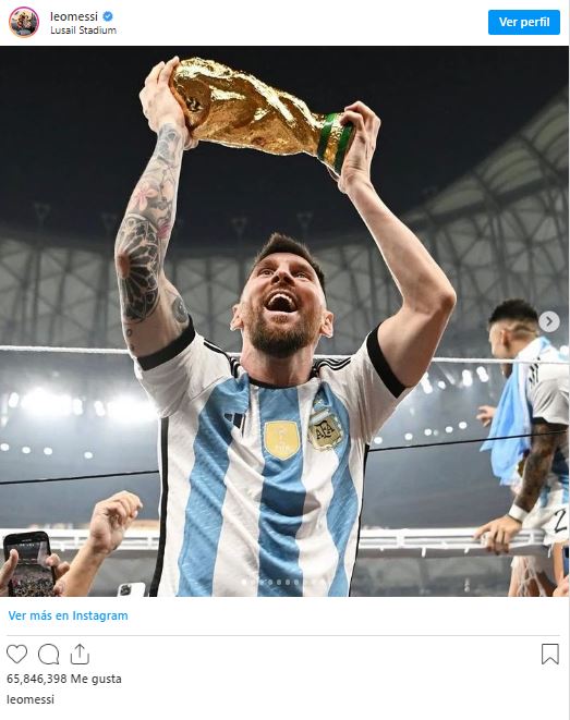 Lionel Messi con la copa de campeón del mundo que ganó en Qatar 2022.