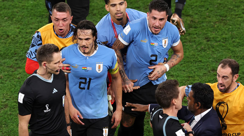 Edison Cavani, junto a otros jugadores de Uruguay, también reclamaron por el arbitraje en el partido donde los 'charrúas' fueron eliminados. Foto: EFE