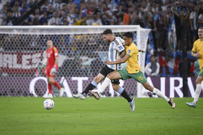 Alexis Mac Allister (i), de Argentina, disputa el balón con Keanu Baccus, de Australia en el Mundial Qatar 2022. Foto: Xinhua.