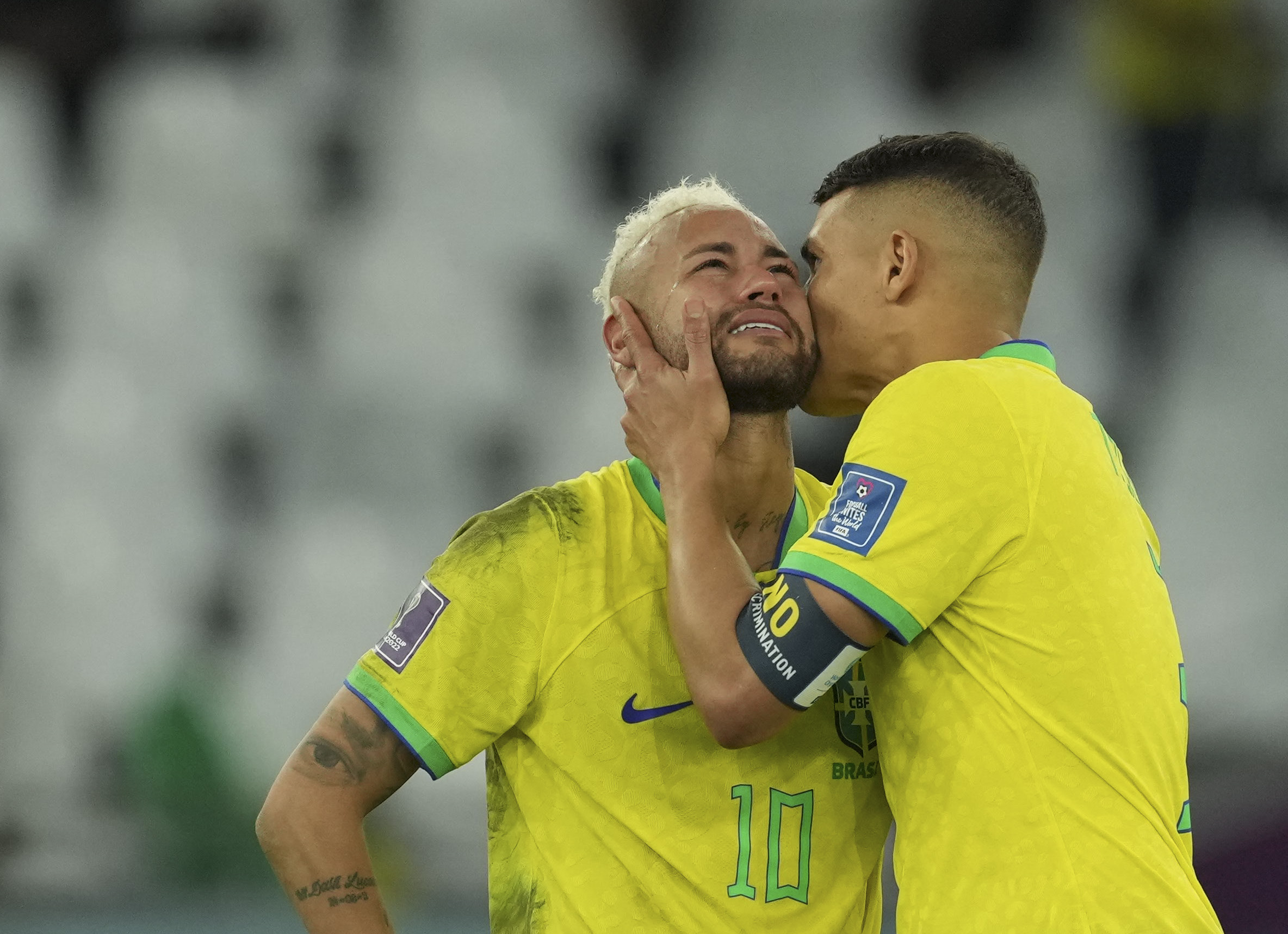 Thiago Silva (d) consuela a Neymar tras la eliminación de Brasil del Mundial Qatar 2022. Foto: Xinhua.