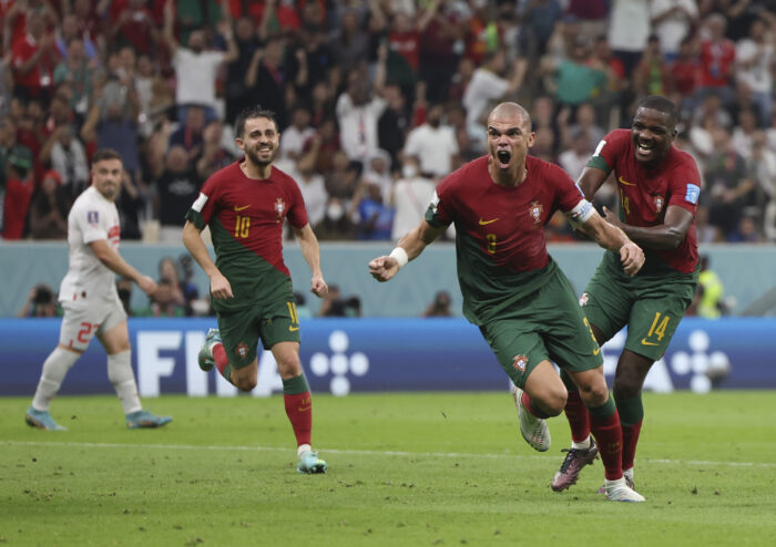 Pepe (2-d), de Portugal, festeja su gol durante el partido correspondiente a los octavos de final entre Portugal y Suiza en el Mundial Qatar 2022. Foto: Xinhua.