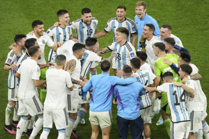 Jugadores de Argentina festejan la clasificación a la final del Mundial Qatar 2022. Foto: Xinhua.