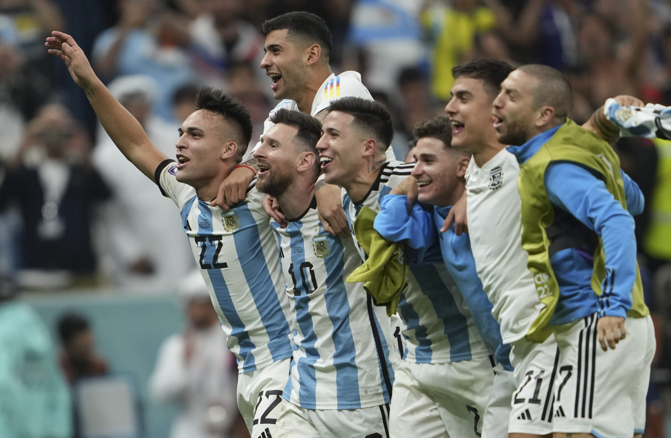 Jugadores de la Selección de Argentina celebran su clasificación a la semifinal del Mundial Qatar 2022. Foto: Xinhua.