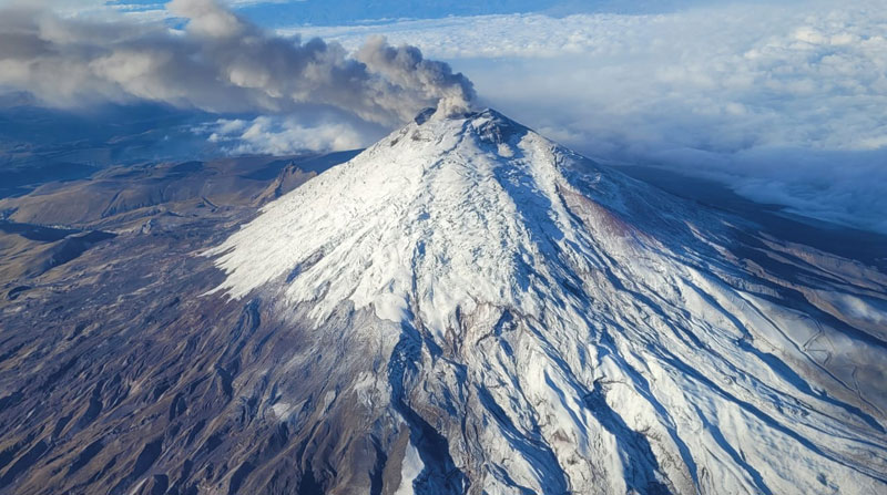 Imagen captada durante un sobrevuelo del Geofísico el 23 de diciembre de 2022. El glaciar del volcán Cotopaxi luce gris por las constantes emisiones de ceniza. Foto: Instituto Geofísico