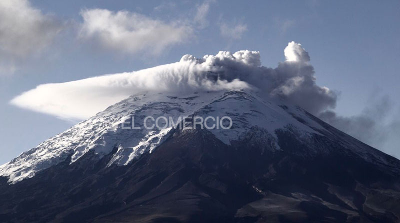 Una pequeña emisión de gases se registró este 9 de diciembre en el volcán Cotopaxi. Foto: Julio Estrella/ EL COMERCIO