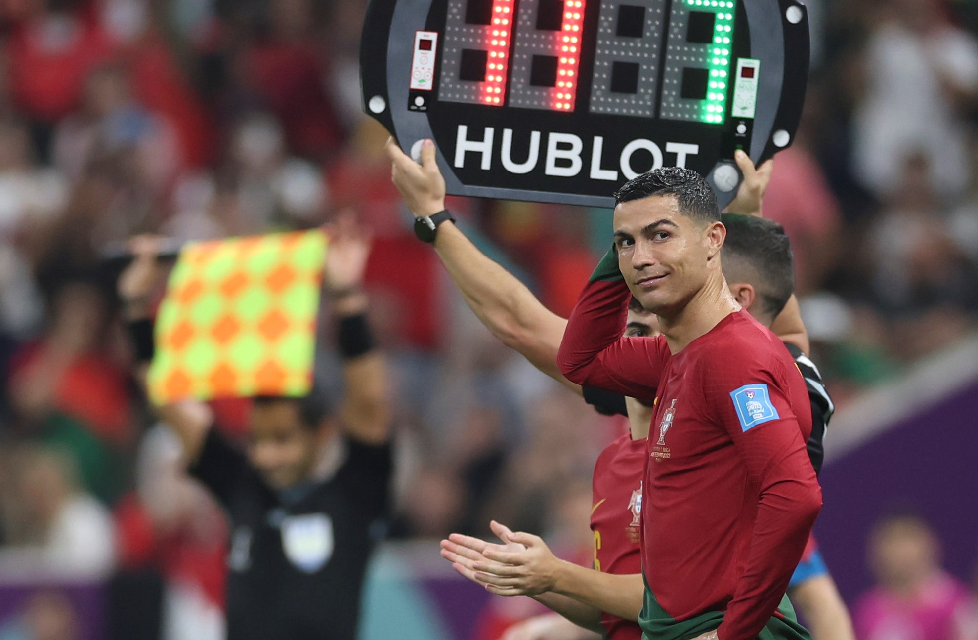 Cristiano Ronaldo (d), de Portugal, observa antes de ingresar al terreno de juego como suplente durante los octavos de final entre Portugal y Suiza en la Copa Mundial de la FIFA 2022. Foto: Xinhua.