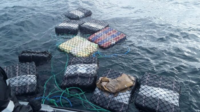 Un cargamento de droga fue arrojado al mar desde una embarcación que huyó. Foto: Armada del Ecuador