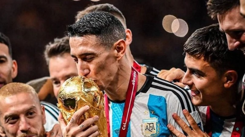 Di María, jugador de la Selección de Argentina, sosteniendo la Copa del Mundo. Foto: Instagram