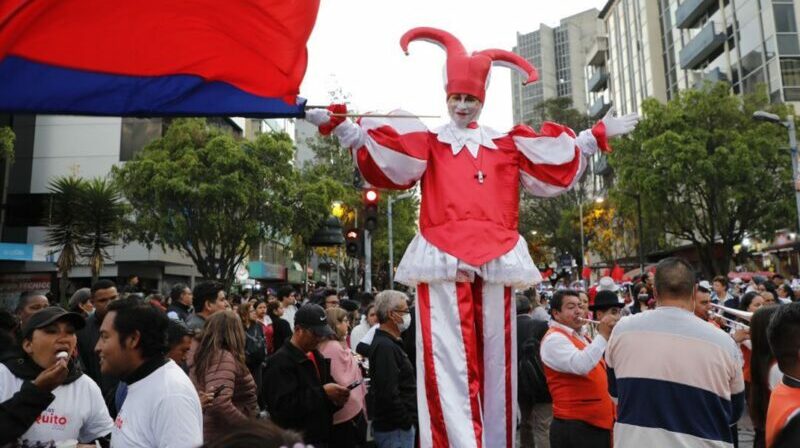 Los zanqueros (I.), personajes tradicionales de Quito, hicieron las delicias de los asistentes a la ‘Mascarada nocturna’. Foto: Twitter Municipio.