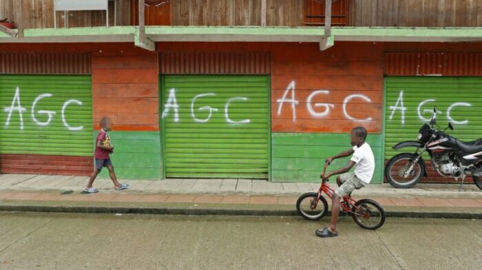En casi todas las puertas y casas de Puerto Meluk están pintadas las siglas AGC, el distintivo de las paramilitares Autodefensas Gaitanistas de Colombia. Foto: EFE.