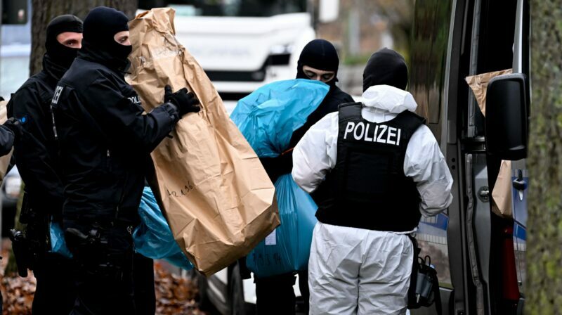 Policías alemanes actúan en Berlín durante uno de los allanamientos que llevaron al desmantelamiento de una supuesta organización de ultraderecha. Foto: EFE.