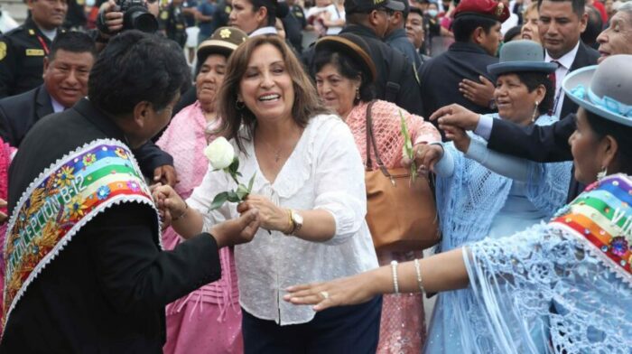 La presidenta de Perú, Dina Boluarte, participó en una procesión de la Virgen de la Inmaculada Concepción de Puno, en la Plaza de Armas de Lima. Foto: EFE.