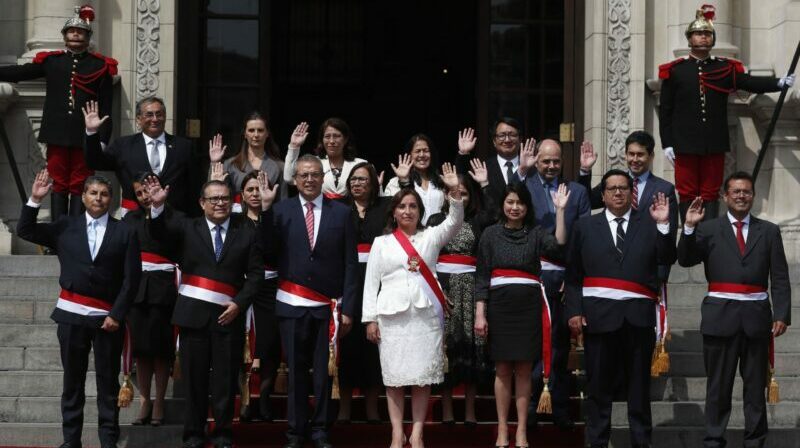 Tres días después de haber asumido la Presidencia, Dina Boluarte tomó juramento a su Gabinete en el Palacio de Gobierno, en Lima. Foto: EFE.