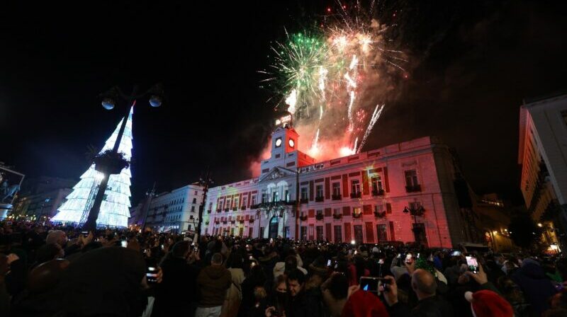 Fuegos artificiales celebran la llegada del año 2022 en las Campanadas de Nochevieja, en la Puerta del Sol, a 31 de diciembre de 2021, en Madrid, (España). Foto: Europa Press.