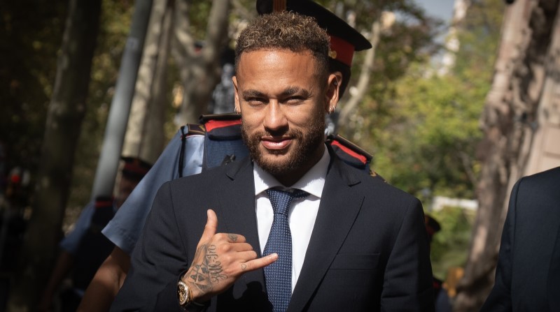 El delantero del Paris Saint-Germain Neymar Da Silva a su salida del juicio por el ‘caso Neymar 2’, en la Audiencia de Barcelona, a 18 de octubre de 2022, en Barcelona, Cataluña (España). Foto: Europa Press.