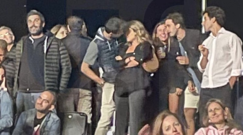 Gerard Piqué y su pareja fueron captados mientras compartían besos en la Copa Davis 2022. Foto: Twitter.
