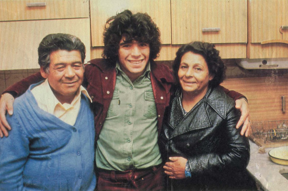 Diego Maradona (izq.), Diego Armando Maradona y Dalma Salvadora Franco Cariolichi 'Doña Tota'. Foto: Twitter @MuertosArg.