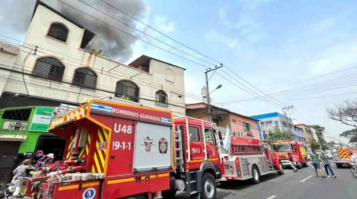 14 unidades de los bomberos de Guayaquil llegaron para atender la emergencia. Foto: Twitter Bomberos Guayaquil