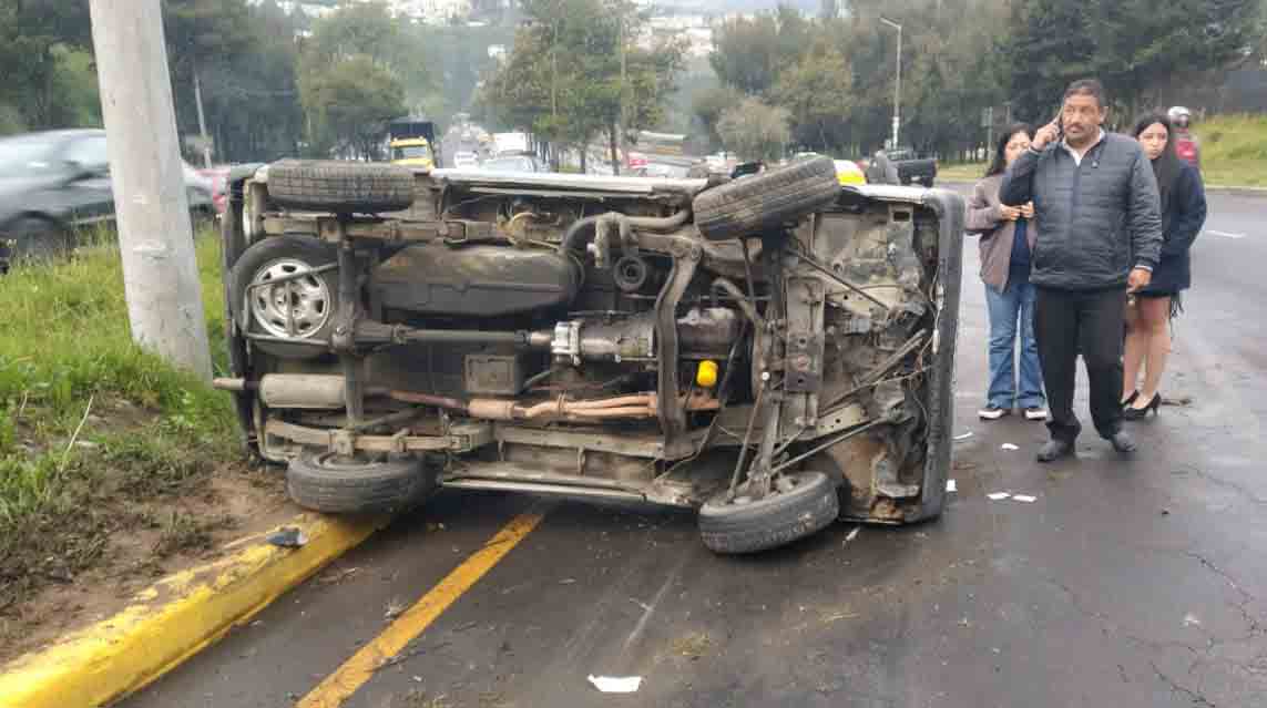 Un vehículo se volvó y quedó sobre el parterre en la avenida Simón Bolívar, cerca al puente de la Autopista. Foto: Twitter AMT
