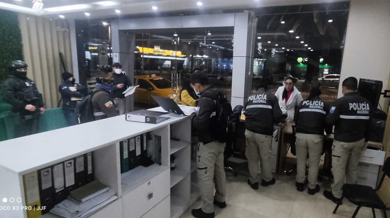 La Policía Nacional y la Fiscalía ejecutaron allanamientos en tres ciudades de Ecuador por el presunto delito de captación ilegal de dinero. Foto: Twitter Policía