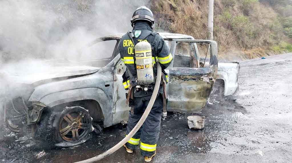 El vehículo que se incendió se destruyó en su totalidad. Foto: Bomberos de Quito